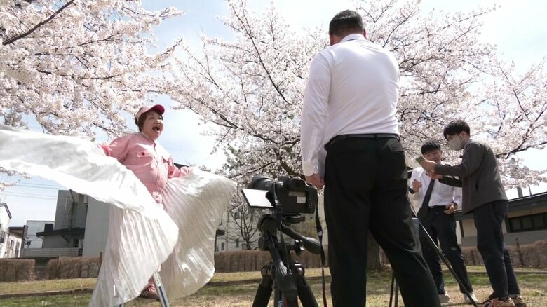 課の職員とともに動画を撮影