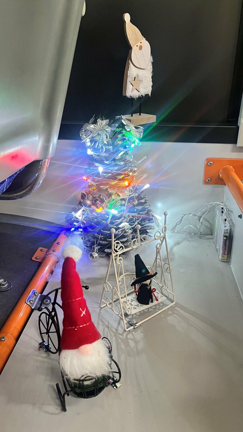 松ぼっくりクリスマスツリーもライトアップする