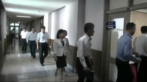 総会室に入る自民改革会議の議員