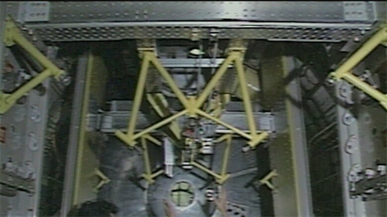 「エノラ・ゲイ」後部胴体に復元された「リトルボーイ」吊り下げ装置（1990年当時）