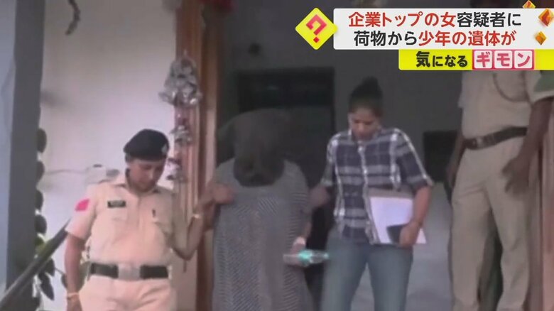 警察官が両脇を支えゆっくりと階段を下りてくる女