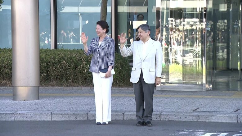 帰京のため松山空港に到着された天皇皇后両陛下（17日）
