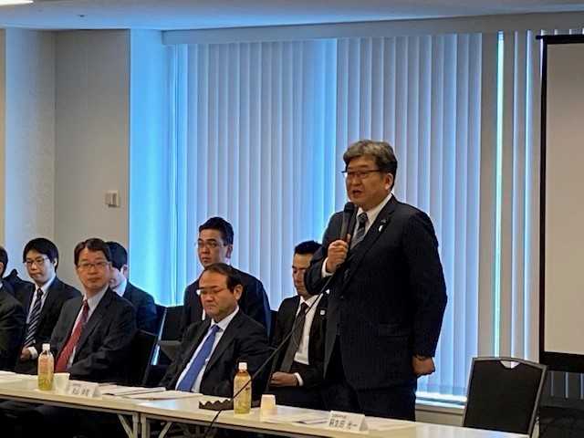 GIGAスクール構想の実現に向けた意見交換会で発言する萩生田文科相