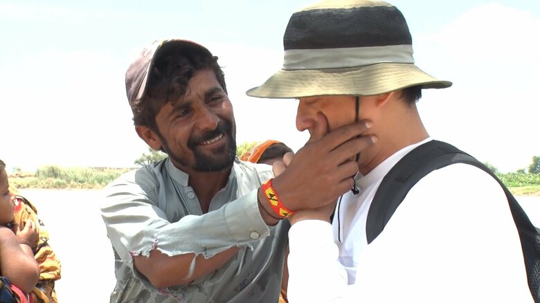 倉田アナウンサーの涙をぬぐうアリさん