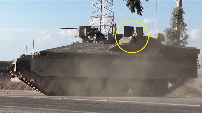 トロフィー・アクティブ防護システム（円内）を搭載したナメル重装甲兵員輸送車