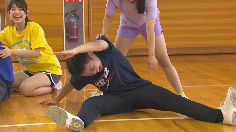 全員がチアリーダーズの練習に参加