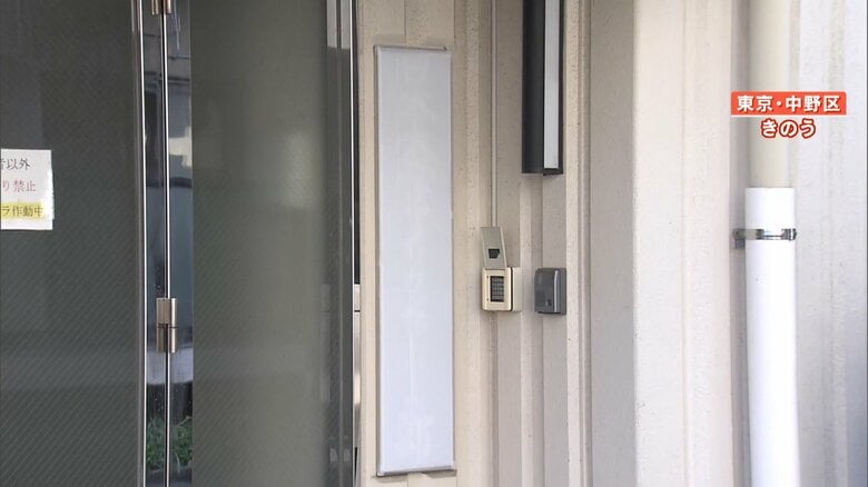 寮の入り口。看板にあった「日本大学アメリカンフットボール部」の文字は見えなくなっていた