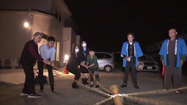 強く打ち付けられるお地蔵さん　身を削って地区を守る