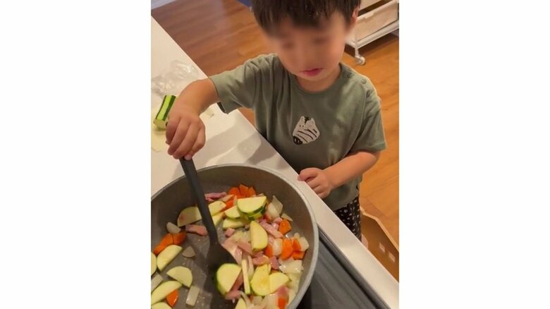 お料理のお手伝い中　炒めている