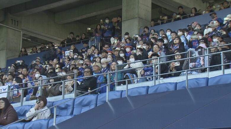 ピーススタジアムのセレモニーには6000人が集まった