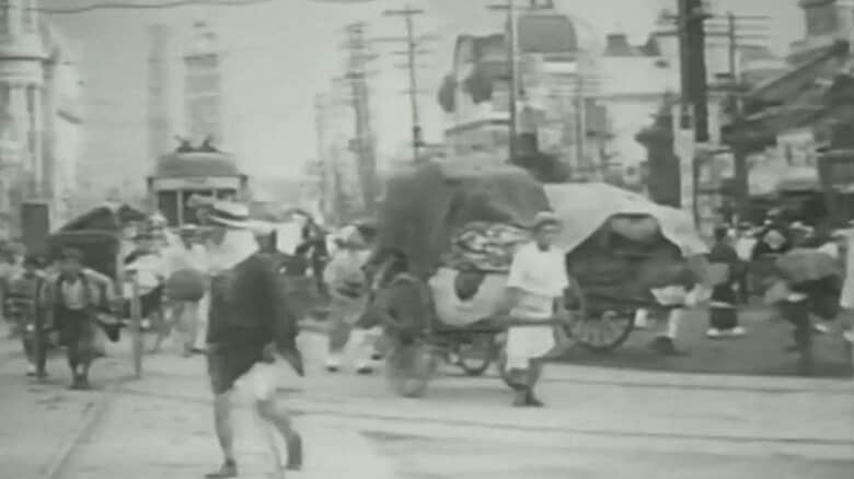 関東大震災で、第八車で逃げる人たち（提供：築地本願寺）