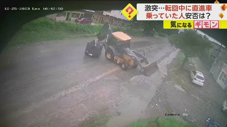 作業車のパワーショベルの部分に衝突する車(6)