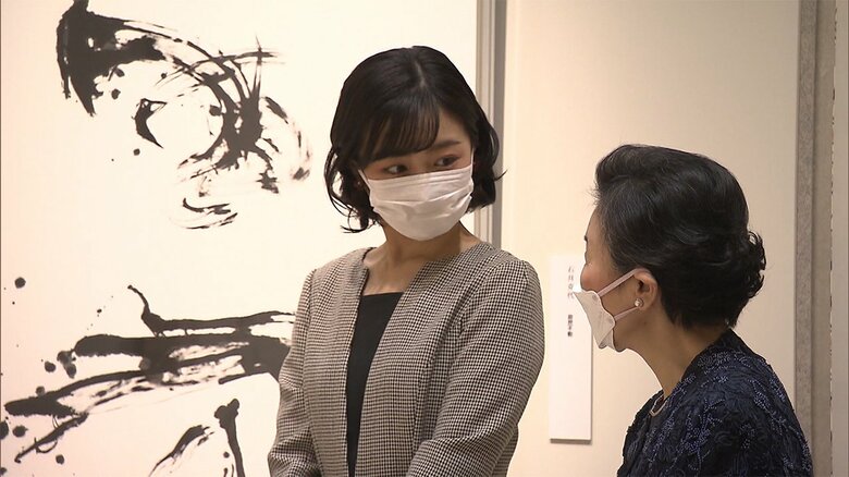 熱心にお話を聞かれる佳子さま