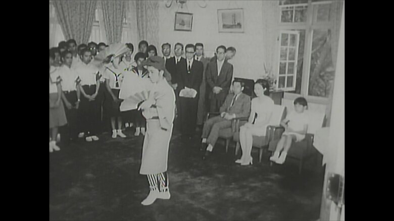 昭和43年（1968年） 豆記者と交流される陛下（長野・軽井沢町）