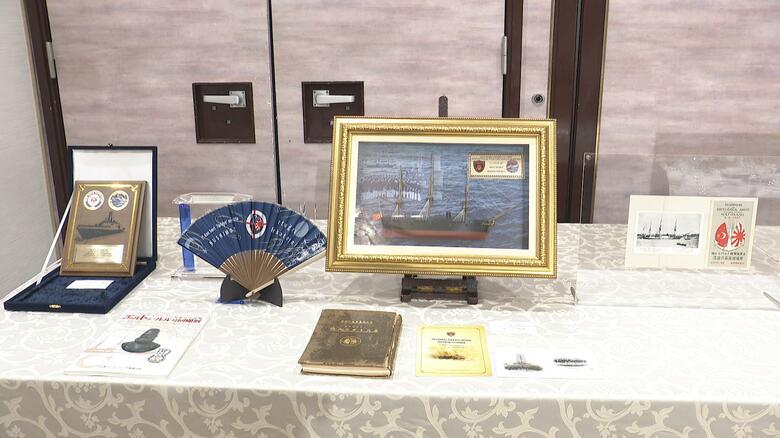 会場に展示された 日本とトルコの交流の歴史を示す品々