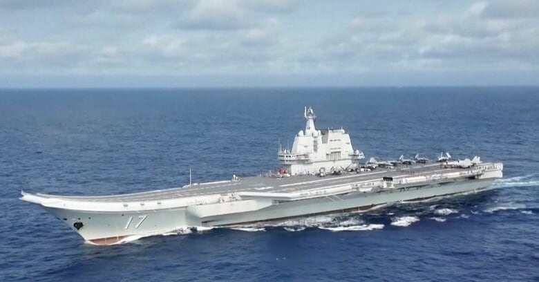 中国中央テレビが4月2日に放送した中国海軍空母「山東」。飛行甲板後部にJ-15戦闘機などが見える。