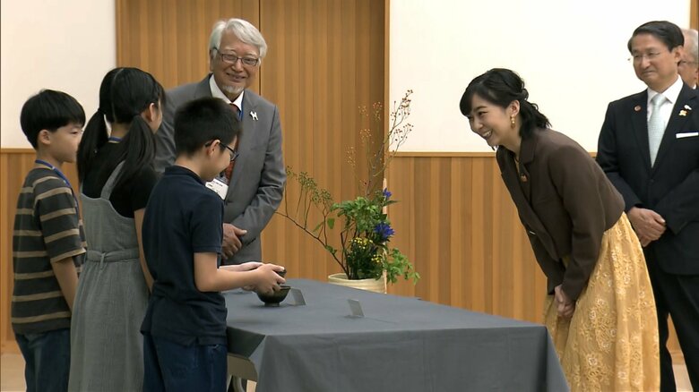 茶わんを作った小学生たちに声をかけられた佳子さま