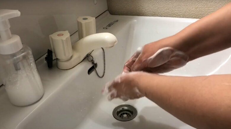 手のひらを指先で洗う（食環境衛生研究所のYouTubeより）