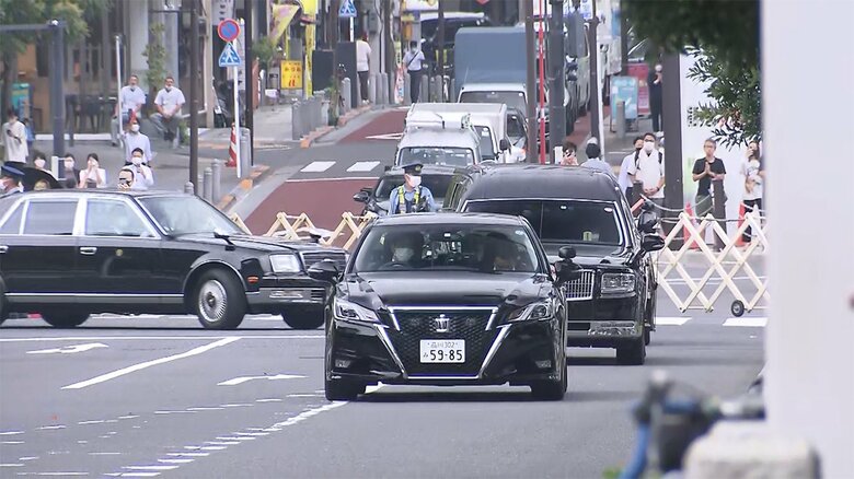 助手席には、位牌を持つ昭恵夫人の姿が