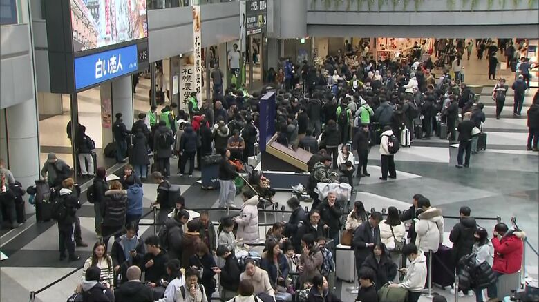 タクシーを待つ100人を超える列がロビーに