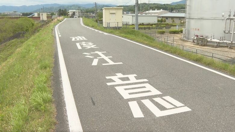 現場付近に「速度注意」と「ドットライン」