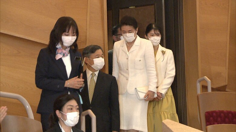 両陛下と愛子さまは、観客の盛大な拍手で迎えられた