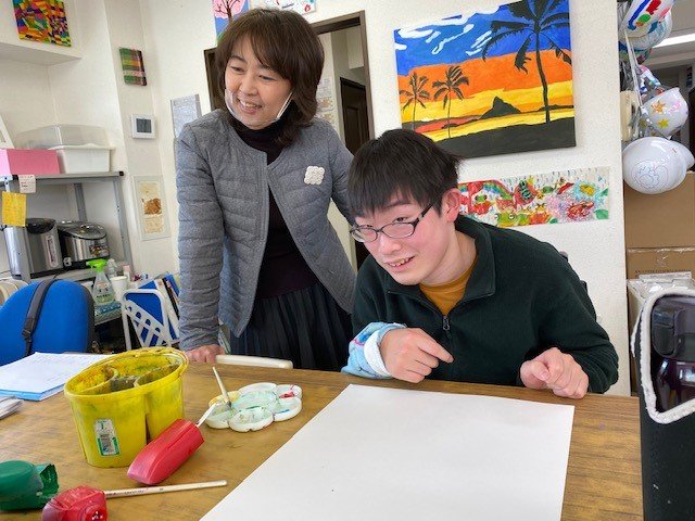 萩原美由紀理事長（左）と柴田航汰さん（右）