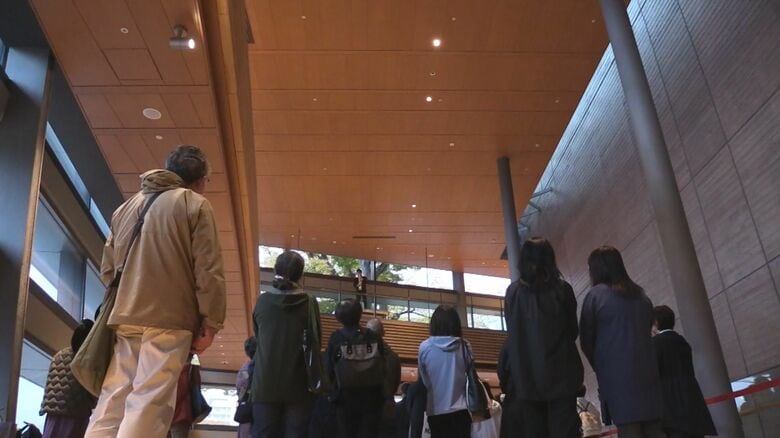 演奏が行われた通路空間「ホワイエ」