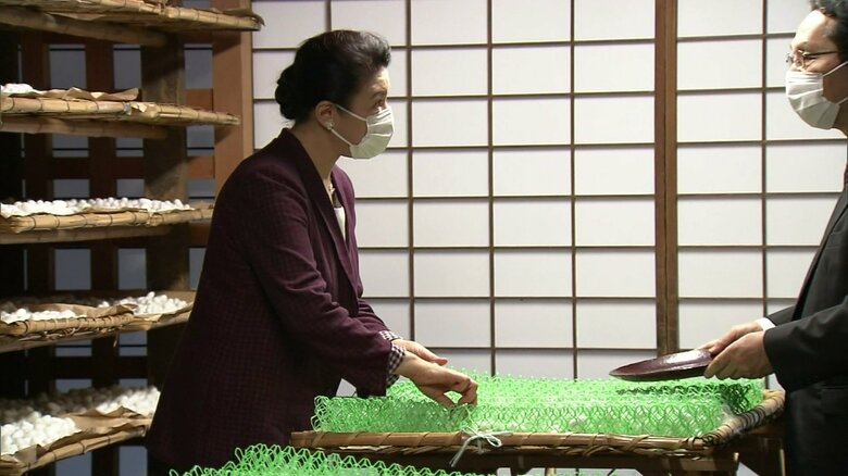 去年、繭かきをされる皇后さま（2022年6月11日）