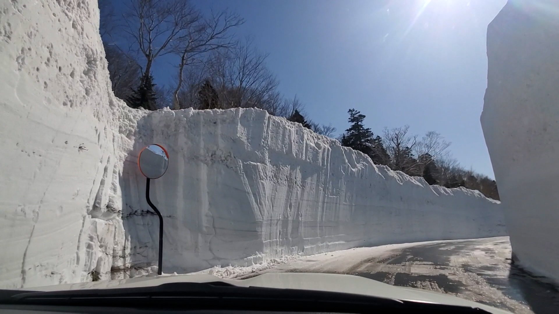 「雪の回廊」が開通　八甲田・十和田ゴールドライン…約8kmの除雪作業が完了　雪壁の高さは約7メートル