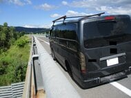 【タイヤ脱落】高速道路走行中に…乗用車から”タイヤ脱落”中央分離帯に衝突し路肩まで跳ね返る→ケガ人なし―警察は強く呼びかけ「日常的な点検の徹底を」〈北海道深川市〉