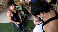 「マッチョ介護士」介護6時間+筋トレ2時間が仕事!?介護会社がボディービル実業団も運営　介護の人手不足解消へ
