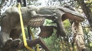 雪解けまで…“恐竜”たちが冬ごもり　かつやまディノパークで巨大モニュメントを室内へ移動　福井