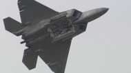 米空軍F-22Aステルス戦闘機に地上管制レーダーに写るための装置が