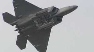 米空軍F-22Aステルス戦闘機に地上管制レーダーに写るための装置が