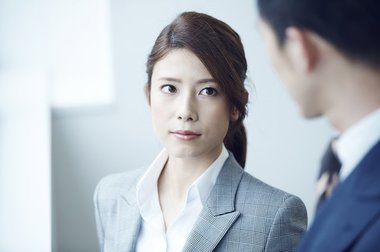 男性との会話中、女性が最も見ているのは「目」よりも「肌」であることが判明