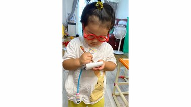 3歳娘の“お医者さんごっこ”が信頼できそうな風格…真剣な表情で何をメモしている?父親に聞いた