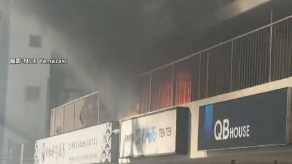 「急に燃えだした。煙がすごい出てて…」14階建てマンションの2階のベランダから出火　逃げ遅れやけが人なし　東京・北区