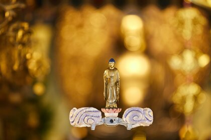 宙に浮く“ドローン仏”が神々しい…製作したのは仏師「思った以上にお迎え感がある」