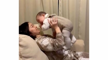 「寝かしつけが上手」10歳離れた妹を世話する姉に感動…“気づけばいつも抱っこ”の日常を母親に聞いた