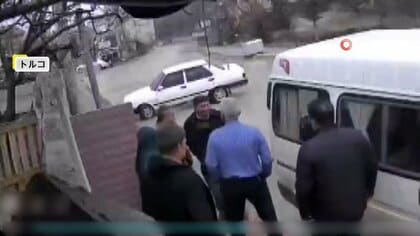 「全員が命落としたかも」談笑中にクルマが突っ込む…歩行中の男性を干し草の俵　間一髪で直撃回避　トルコ