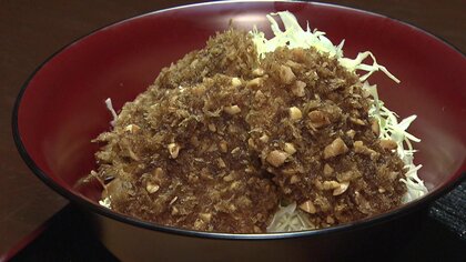 福島に新名物が誕生！ 温泉街のクラフト飲料に「ピーナッツソースかつ丼」　話題のグルメのお味は？