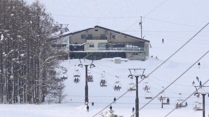 「リフトから降りることができず宙づりに」と通報…スキー場で20代女性が心肺停止　パトロール隊員が救助　長野・小谷村