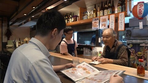 「注文間違えてもいい」スタッフ全員が認知症の食堂にあふれる笑顔　認知症の店員「仕事でお話できることが楽しい」