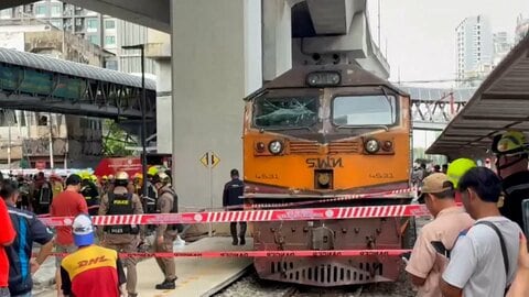 踏切で遮断機が降りず…貨物列車と路線バス衝突　8人死亡　タイ・バンコク