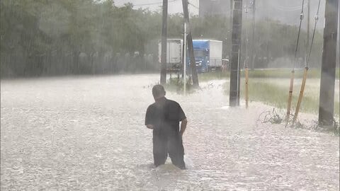 ゲリラ雷雨きょうも首都圏直撃　東京駅周辺も突然大雨　千葉では冠水した道路に再び大粒の雨　土砂災害に警戒