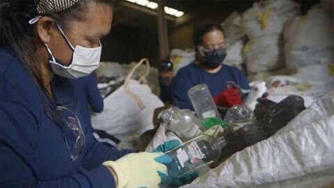 プラスチックごみを資源化しシェルターに 山積み廃棄物をリサイクル フィリピン