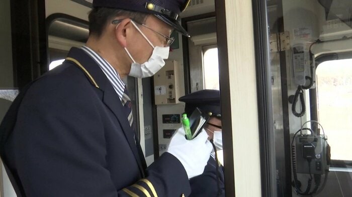後輩を指導する小向さん