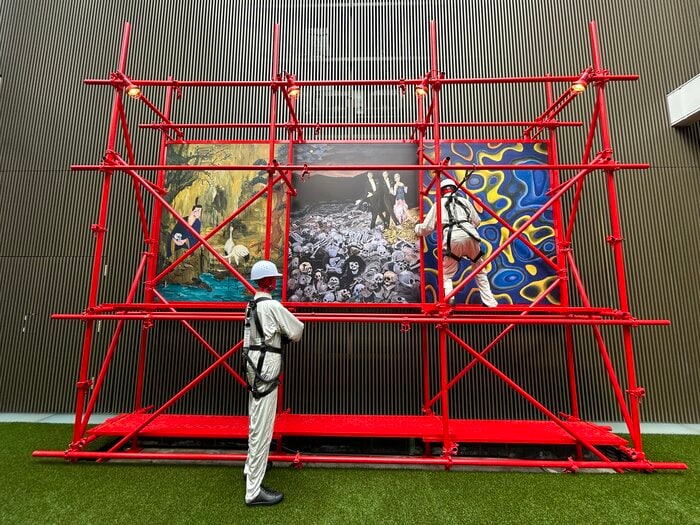 《未完の足場》と横尾忠則《原子宇宙》(レプリカ) この作品には豊島横尾館に展示されている絵画作品「原始宇宙」のイメージが含まれている