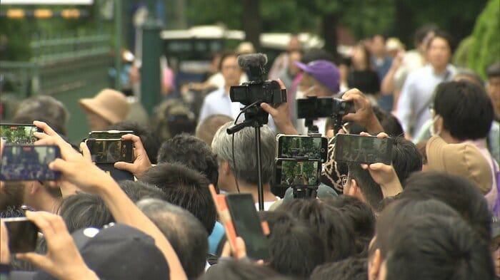 スマートフォンやカメラで撮影する聴衆ら(渋谷区・6月30日)